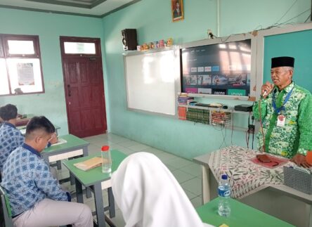 Ruang Kelas Dilengkapi TV Android